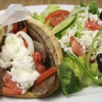 Brochettes d'agneau sur pita, sauce tzatziki