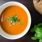 Soupe aux tomates parfumée au basilic frais