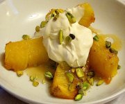 Ananas rôti, crème fraîche, miel et pistaches