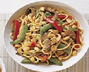 Boeuf et nouilles aux arachides à l'orientale