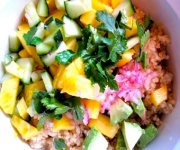 Bol vegan de mini-quinoa, mangue, avocat, lime, coriandre et tofu à l'orange