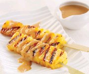 Brochettes d'ananas grillé, à la crème de dulce de leche