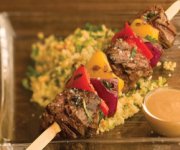 Brochettes de boeuf et de légumes, sauce crème au raifort