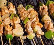 Brochettes de poulet à l'orientale aux graines de sésame