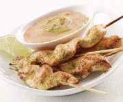 Brochettes de poulet au curry avec sauce aux arachides