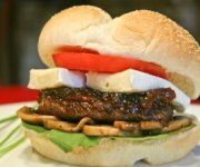 Burger de bison aux oignons confits, fromage brie et champignons