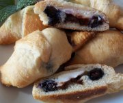 Croissants garnis de fromage, bleuets et chocolat