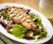 Escalopes de dindon sur salade de verdures