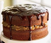 Gâteau étagé aux brisures de chocolat et au caramel, glaçage fondant au chocolat