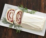 Gâteau roulé aux framboises et chocolat blanc