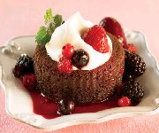 Gâteaux au chocolat fondant garnis de baies
