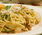 Linguine with Walnuts, Parsley and Garlic Oil Sauce
