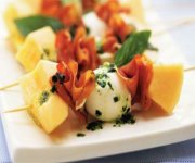 Mini-brochettes de cantaloup, bocconcinis et prosciutto