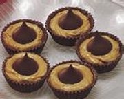 Chocolate Fluted KISSES Cups 