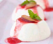 Panna cotta et le coulis de prunes