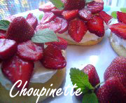 Petits gâteaux éponge à la crème et aux fraises