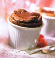 Petits soufflés au chocolat, sauce au chocolat