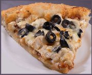 Pizza au poulet, au fromage de chèvre et tomates séchées