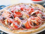 Pizza au poulet, aux tomates fraîches et aux artichauts