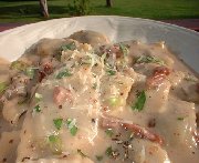 Ravioli aux champignons, sauce au vin blanc, moutarde, pacanes et gruyère