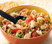 Riz frit au poulet et aux petits pois