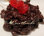 Rochers au chocolat, canneberges, cerises et épices 