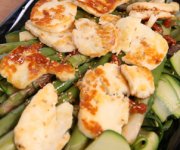 Salade d'asperges vertes, courgettes et haloumi