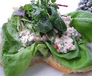 Salade de fruits de mer sur croissnants