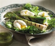 Salade de poireaux grillés, oeufs mollets