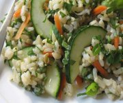 Salade de riz thaï avec trois herbes