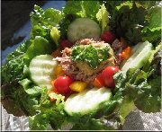 Salade de thon, tomates cerises et poivrons