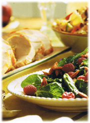 Salade d'épinards, amandes confites,  framboises