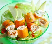 Salade fantaisie de surimi et ses brochettes fondantes