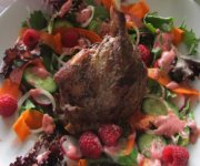 Salade tiède de cuisse de canard confit