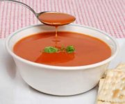 Soupe aux tomates, au poivron grillé et au piment chili