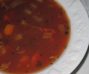 Soupe aux tomates, riz et légumes