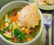 soupe de légumes avec du Noyer-parmesan