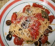 Spaghettini aux tomates et aux olives 