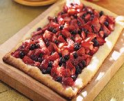 Tarte rustique aux fraises et aux bleuets sur le barbecue