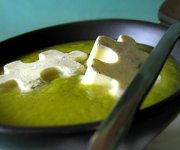 Velouté de poireau au cari et glaçon crémeux aux herbes