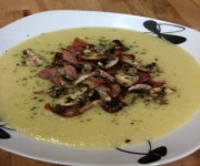 Velouté de poireaux au gingembre & champignons et bacon grillés